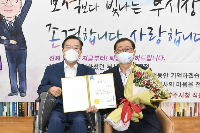 양주시 이성호 시장(왼쪽)이 지난 6월 25일 조학수 부시장(오른쪽)의 명예퇴임 간담회에 참석해 기념촬영하고 있다.(사진설명)