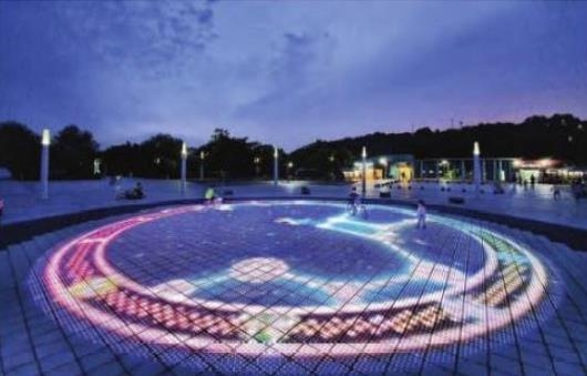 LED 블럭이 설치된 광장 전경(사진설명)