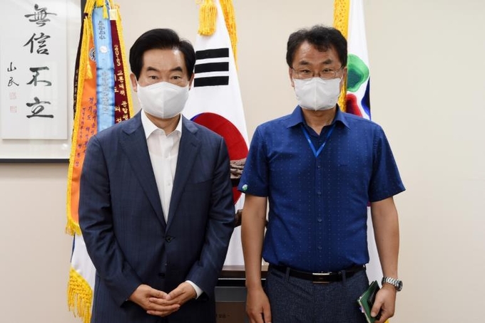 한국마사회 김국연 신임 의정부지사장이(오른쪽) 안병용 의정부시장과(왼쪽) 환담 후 기념촬영하고 있다.(사진설명)