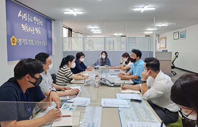 최경자 도의원(가운데)은 28일 녹양동 종합운동장 유휴공간 생활체육시설 조성 사업과 관련한 현안 사항에 대해 관계자들과 의견을 나눴다.(사진설명)