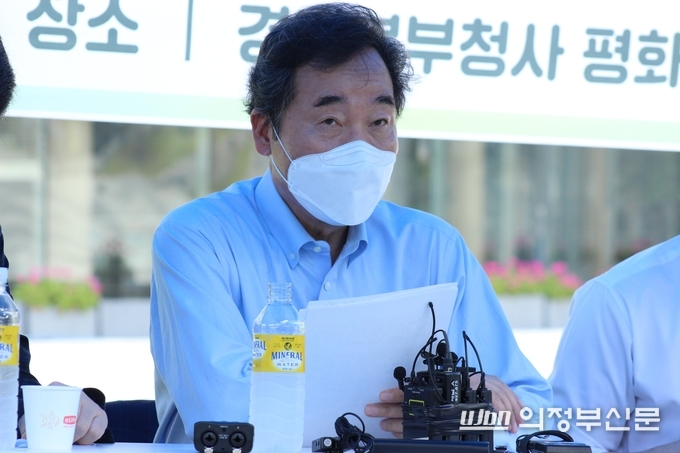 이낙연 더불어민주당 대선 예비후보가 30일 경기 의정부 경기도청 북부청사 평화광장에서 열린 ‘국가균형발전 및 경기도 분도 관련 좌담회’에 참석해 경기북부와 강원을 잇는 평화경제 메가시티 신구상을 추진하겠다고 밝혔다.(사진설명)