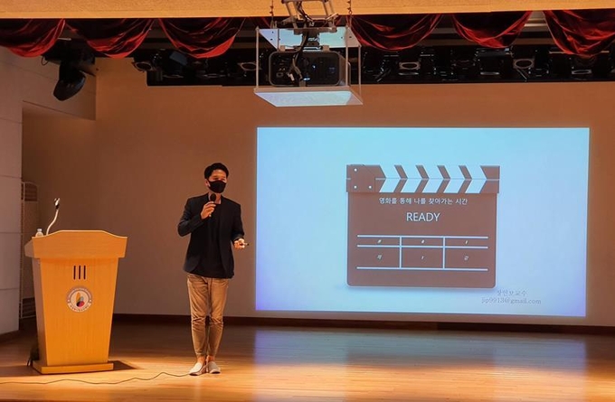 한국예술종합전문학교 전임교수인 장인보 영화감독이 영상스쿨 강의를 하고 있다.(사진설명)