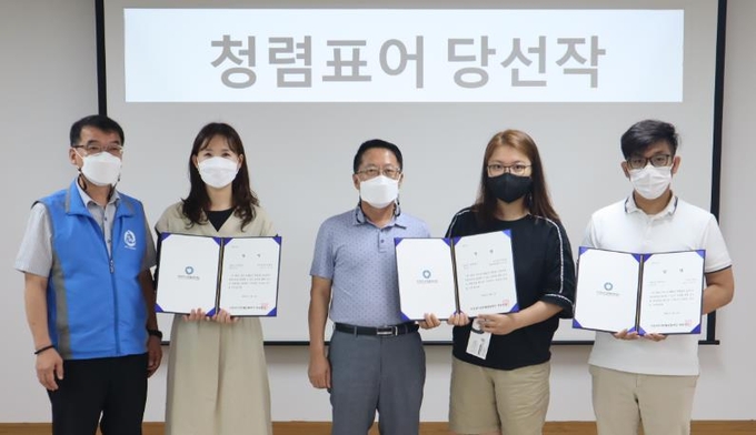 의정부시상권활성화재단 김광회 대표이사(가운데)와 이광수 본부장(맨왼쪽)이 '청렴표어' 공모에서 우수작품에 선정된 직원들에게 시상하고 있다.(사진설명)
