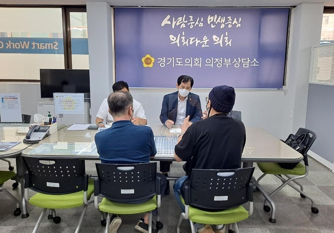 이영봉 도의원(가운데)이 범골로 상인회 대표들의 민원을 청취하고 있다.(사진설명)