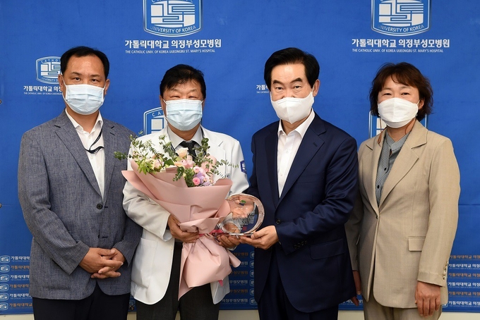 왼쪽으로부터 의정부성모병원 김영중 대외의료협력팀장, 박태철 원장, 안병용 시장, 장연국 의정부시보건소장