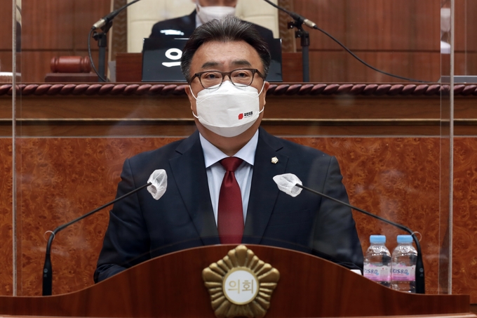 의정부시의회 임호석 의원이 30일 경전철 대체사업자로부터 받아온 2000억원을 조기에 상환하라며 5분 자유발언하고 있다.(사진설명)