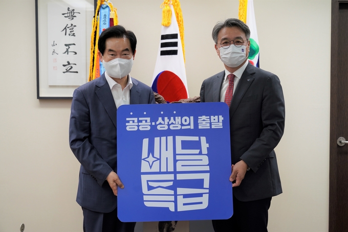안병용 시장(왼쪽)과 이석훈 경기도주식회사 대표이사(오른쪽)가 3일 배달특급 활성화 방안에 대해 논의후 기념촬영하고 있다.(사진설명)