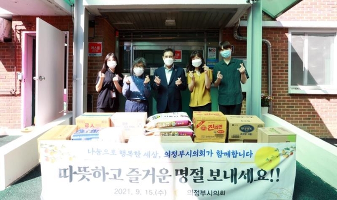 의정부시의회 오범구 의장(가운데)이 15일 사회복지시설 곰두리네를 방문해 격려품을 전달했다.(사진설명)