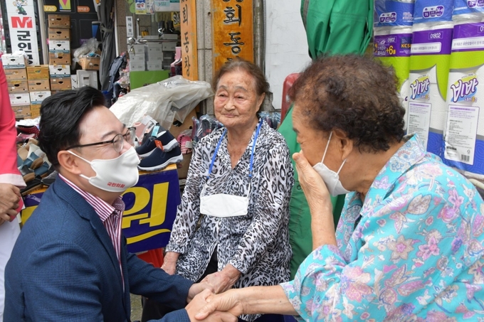 연천군 전곡전통시장을 방문한 김성원 국회의원(사진설명)