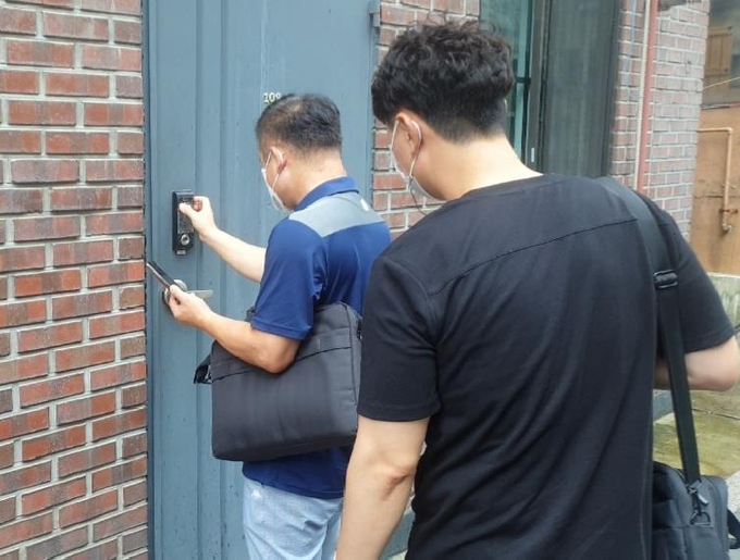 경기도 특별사법경찰단 관계자들이 미신고 숙박업소를 방문해 단속하고 있다.(사진설명)