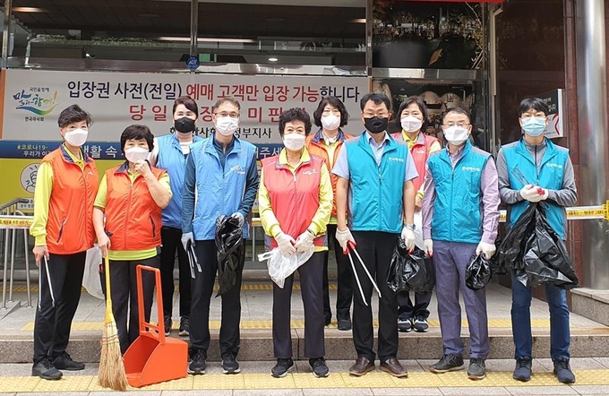 김국연 지사장(왼쪽으로부터 다섯번째)은 지난 10월 7일 지사 직원 및 자회사 직원들이 참여한 가운데 클린존 발대식 및 클린 캠페인을 펼졌다.(사진설명)