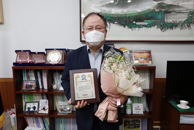 의정부시의회 김정겸 의원이 스포츠서울이 주관한 '2021 이노베이션 기업&브랜드’ 대상을 수상 후 기념촬영하고 있다.(사진설명)