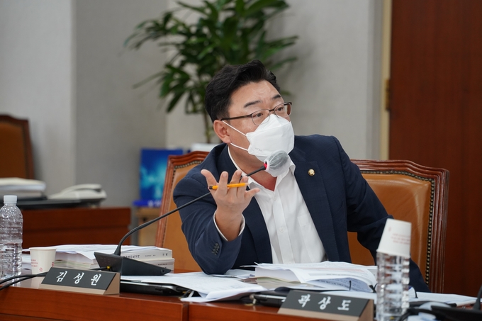 김성원 국회의원이 지난 18일 환경부 산하기관 국정감사에서 환경공단의 SRF(고형폐기물연료) 검사 방치와 관련해 질의하고 있다.(사진설명)