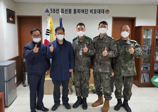 정성득 경기북부병무지청장(왼쪽 두 번째)이 3사단 신병교육대 관계자와 기념촬영을 하고 있다.(사진설명)