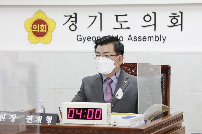 권재형 도의원이 15일 행정사무감사에서 경기도 교통국에 대해 집중질의했다.(사진설명)