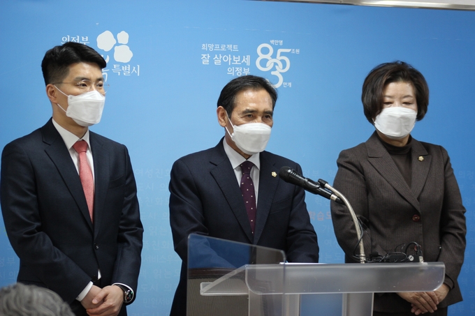 의정부시의회 오범구 의장(가운데)과 김영숙 의원(오른쪽)이 24일 이형섭 의정부시을 당협위원장(왼쪽)이 동석한 가운데 국민의힘 입당 기자회견을 가졌다.(사진설명)