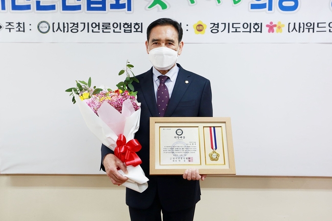 의정부시의회 오범구 의장이 '경기언론인협회 의정·행정 대상' 시상식에서 기초의원부문 '의정대상'을 수상후 기념촬영하고 있다.(사진설명)