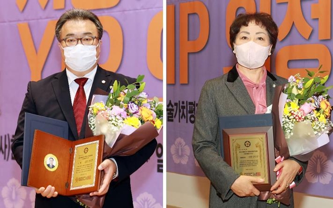 임호석 의원(왼쪽)과 박순자 의원(오른쪽)이 '2021대한민국 지방자치평가연계 의정대상' 시상식에서 기초의회 부문 '대상'과 '최우수상'을 각각 수상했다.(사진설명)