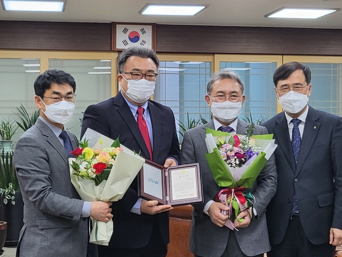 의정부시의회 임호석 의원(왼쪽에서 두번째)이 농협중앙회 경기지역본부로부터 농업발전에 기여한 공로로 감사패를 수여 후 농협 관계자들과 기념촬영하고 있다.(사진설명)