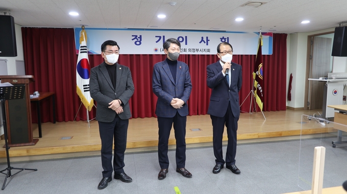 김형두 지회장(오른쪽)이 이사회의에 참석한 김민철 국회의원(중앙)과 권재형 도의원을 소개하고 있다.(사진설명)
