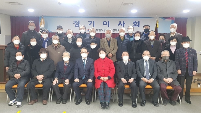 김형두 지회장(앞줄 왼쪽에서 네번째)과 임원들이 이사회를 마치고 기념촬영을 하고 있다.(사진설명)