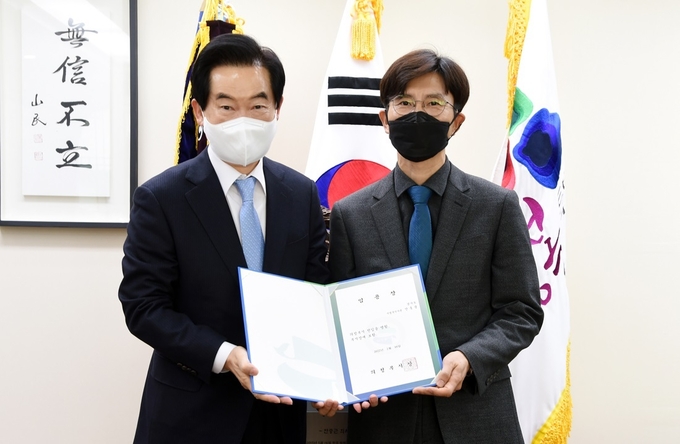 안병용 시장(왼쪽)이 18일 안동광 부시장(오른쪽)에게 임명장을 수여후 기념촬영하고 있다.(사진설명)