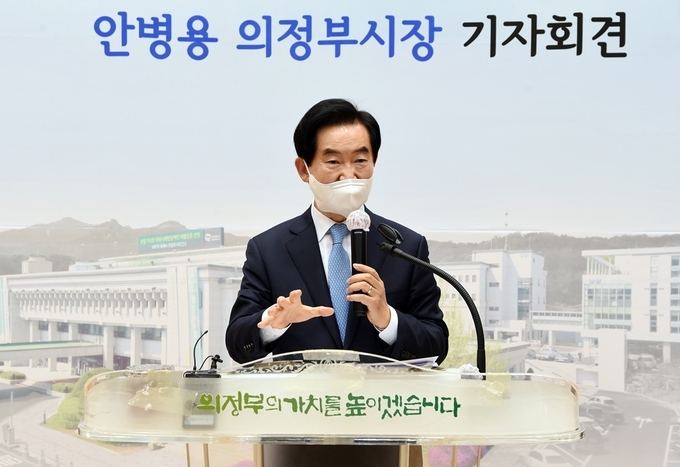 안병용 의정부시장이 21일 오후 의정부시청 대강당에서 경기도교육감 불출마 기자회견을 하고 있다.(사진설명)