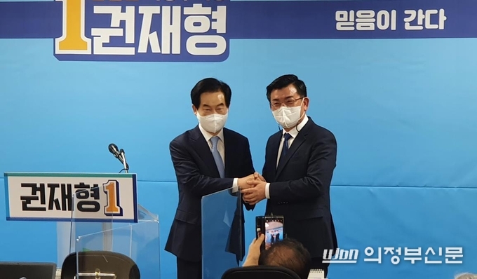 안병용 시장이 권재형 예비후보와 기자실을 찾아 악수하며 응원했다.(사진설명)