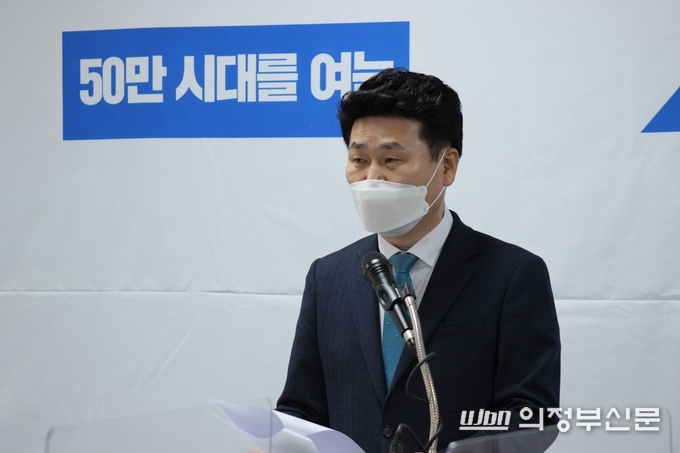더불어민주당 소속 김원기 前 경기도의회 부의장이 28일 오전 시청 기자실에서 의정부시장 출마선언을 하고 있다.(사진설명)