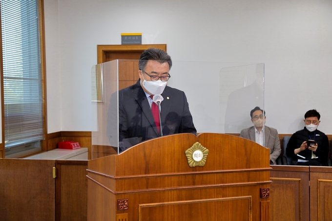 의정부시의회 임호석 의원이 의회에 접수된 시민청원에 대해 소개하고 있다.(사진설명)