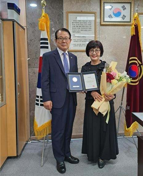 김형두 지회장과 김옥분 회장이 표창장 수여 후 기념촬영하고 있다.(사진설명)