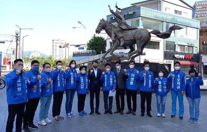 6.1 지방선거에 출마하는 더불어민주당 김원기 의정부시장 후보를 비롯해 시·도의원 후보들이 행복로 이성계동산 앞에서 기자회견을 갖고 필승을 다졌다.(사진설명)