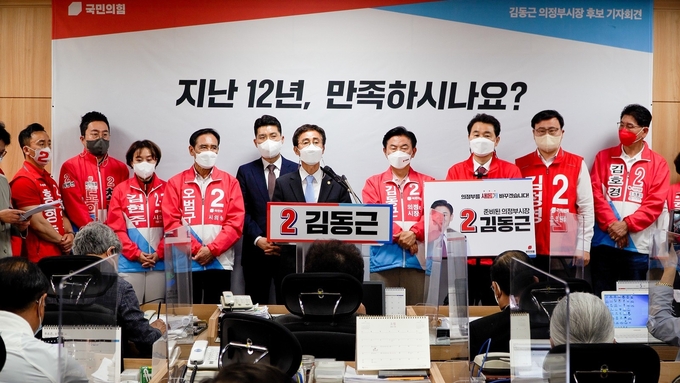 지난 12일 개최된 기자회견에서 구구회 부의장이 김동근 후보 지지를 선언하고 있다.(사진설명)