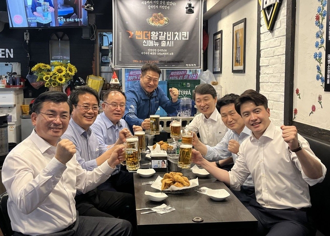 좌로부터 권재형, 장수봉, 김정겸, 안지찬 후보, 김민철 국회의원, 김원기 의정부시장 후보, 오영환 국회의원