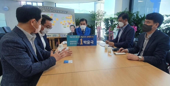 박윤국 포천시장 후보와 'N뉴스포럼' 기자들과 인터뷰 모습