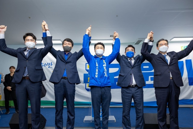 좌로 부터 오영환, 김민철 국회의원, 김원기 의정부시장 후보, 박정 경기도당위원장, 정성호 국회의원(양주)