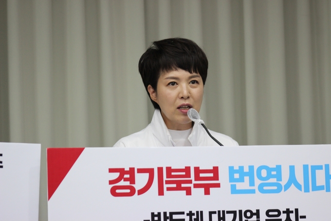 국민의힘 김은혜 경기도지사 후보가 23일 오전 경기도청 북부청사에서 기자회견을 열고 '경기북부 균형발전'을 위한 5대 공약을 발표하고 있다.(사진설명)