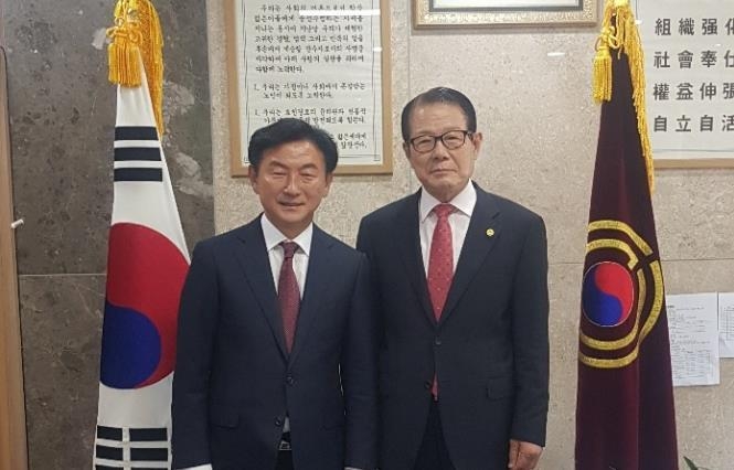 김형두 대한노인회 의정부시지회장(오른쪽)과 김동근 의정부시장 당선인(왼쪽).