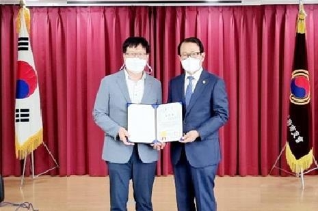 대한노인회장 감사자을 수상한 홍진호 국민건강보험공단 의정부지사장(왼쪽)이 김형두 의정부시지회장(오른쪽)과 기념촬영하고 있다.
