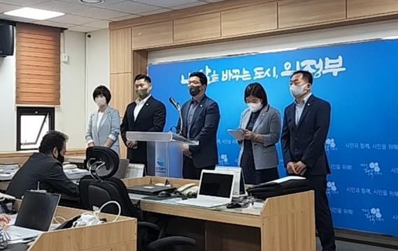 좌로부터 더불어민주당 의정부(을) 정미영, 김진호, 조세일, 이계옥, 김영균 시의원