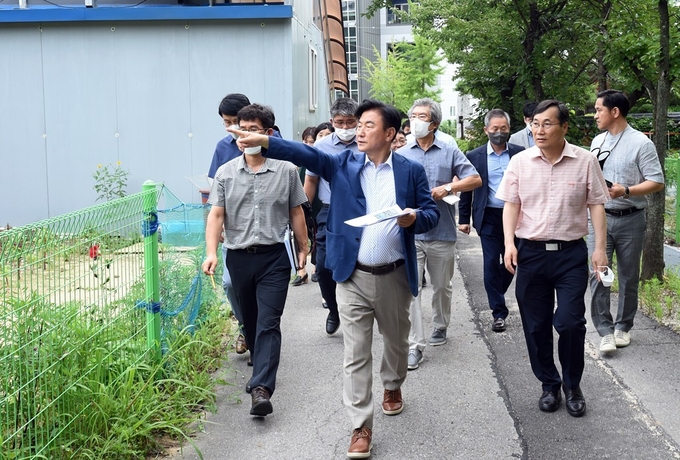 김동근 의정부시장(가운데)이 용현산업단지 내 주차난 문제 해결 방안을 마련하기 위해 관계부서 직원들 및 기업인 등과 함께 현장점검하고 있다.(사진설명)