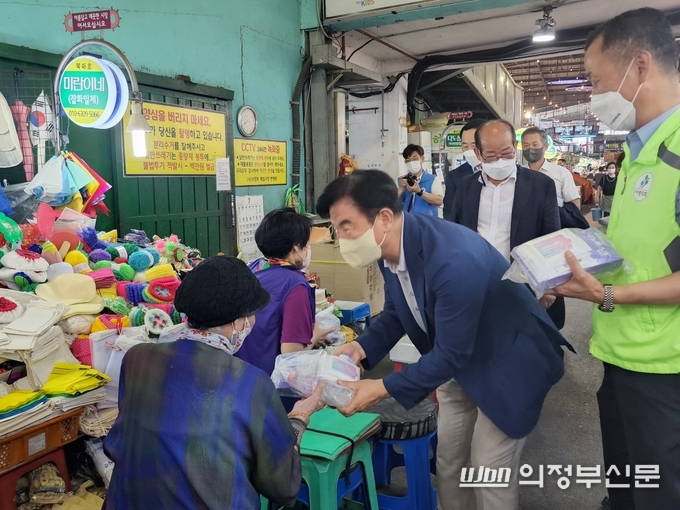 김동근 의정부시장이 29일 제일시장을 찾아 무더위에 고생하는 상인들에게 얼음물 등 폭염예방물품을 전달하고 있다.(사진설명)