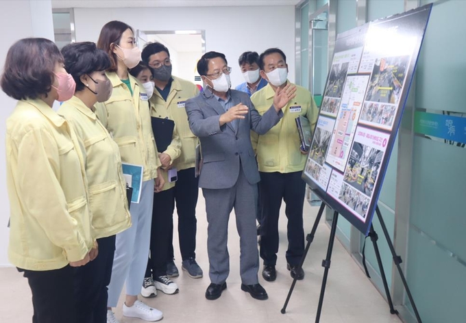 김광회 상권활성화재단 대표이사(가운데)가 의정부시의회 자치행정위원회 위원들에게 재단의 주요사업에 대해 설명을 하고 있다.(사진설명)