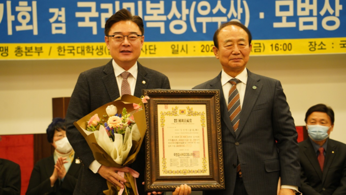 김성원 국회의원(왼쪽)이 지난 6일 국정감사NGO모니터단이 선정한 '국리민복상'을 수상 후 기념촬영하고 있다.(사진설명)