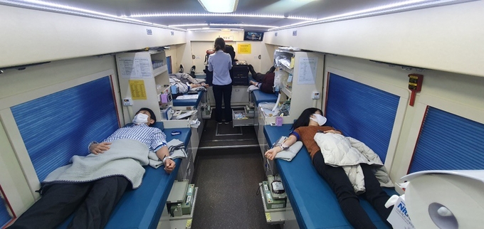 지난 27일 의정부시청 공무원들이 헌혈 버스에서 헌혈하고 있다.(사진설명)