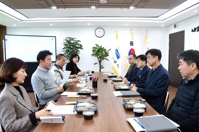 김동근 의정부시장(왼쪽에서 두번째)이 30일 국·과장들과 난방비 폭등 관련 긴급 대책회의를 하고 있다.(사진설명)
