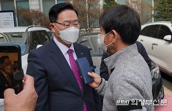 강수현 양주시장이 선고 공판 후 언론사와 인터뷰 중이다.(사진설명)