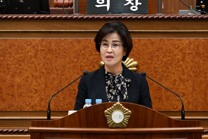 의정부시의회 본회의장에서 5분 자유발언 중인 더불어민주당 정미영 의원