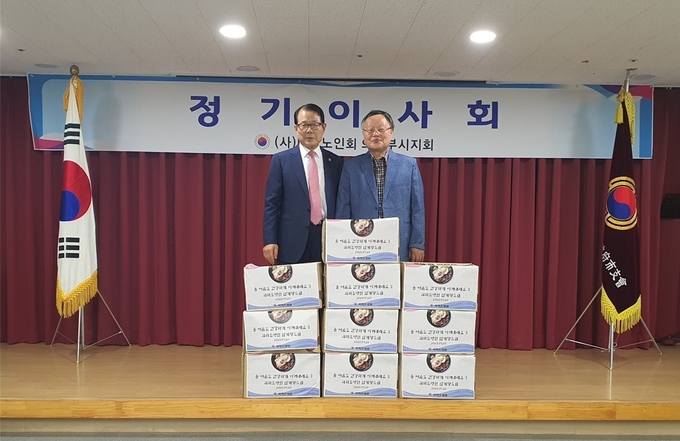 김형두 지회장(왼쪽)이 리하트병원 이강정 병원장(오른쪽)으로부터 삼계탕 410명분을 기탁받았다.(사진설명)