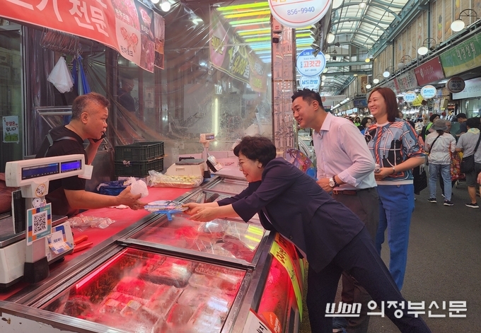 최정희 의정부시의회 의장과 오석규 도의원, 강선영 시의원이 제일시장 상인들에게 폭염예방물품을 전달하고 있다.(사진설명)